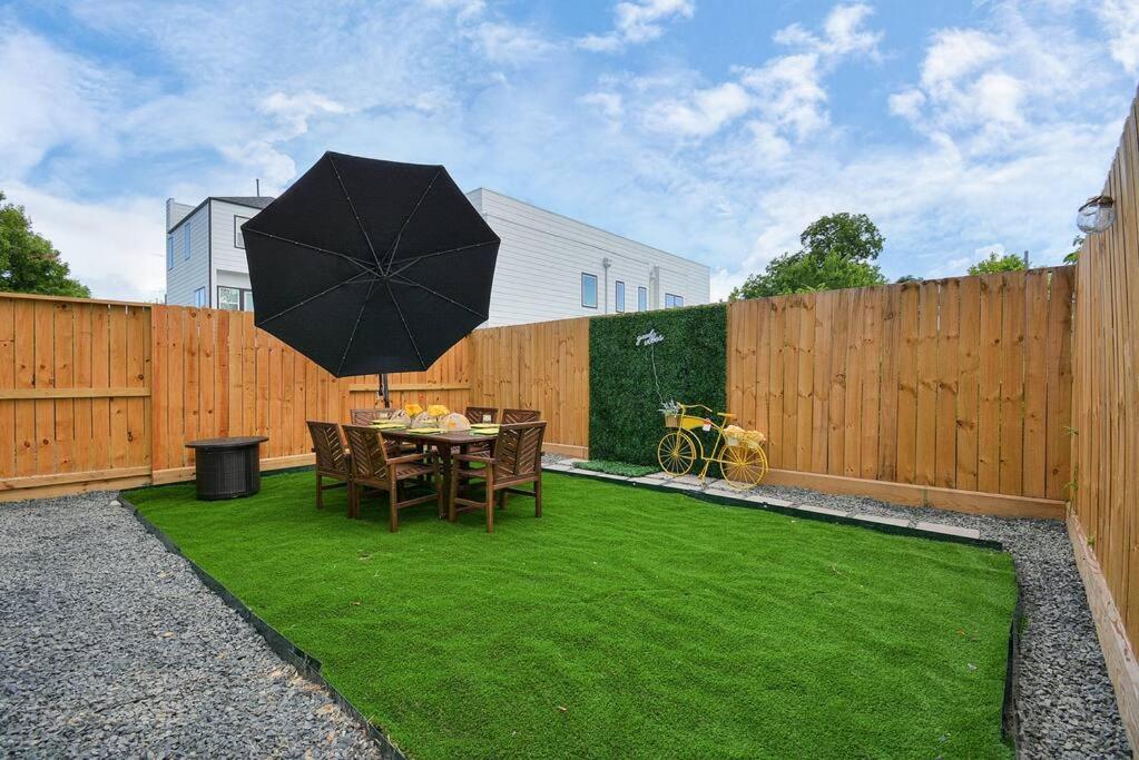 Blissful Getaway Home With Hot Tub & Backyard Near Downtown Χιούστον Εξωτερικό φωτογραφία